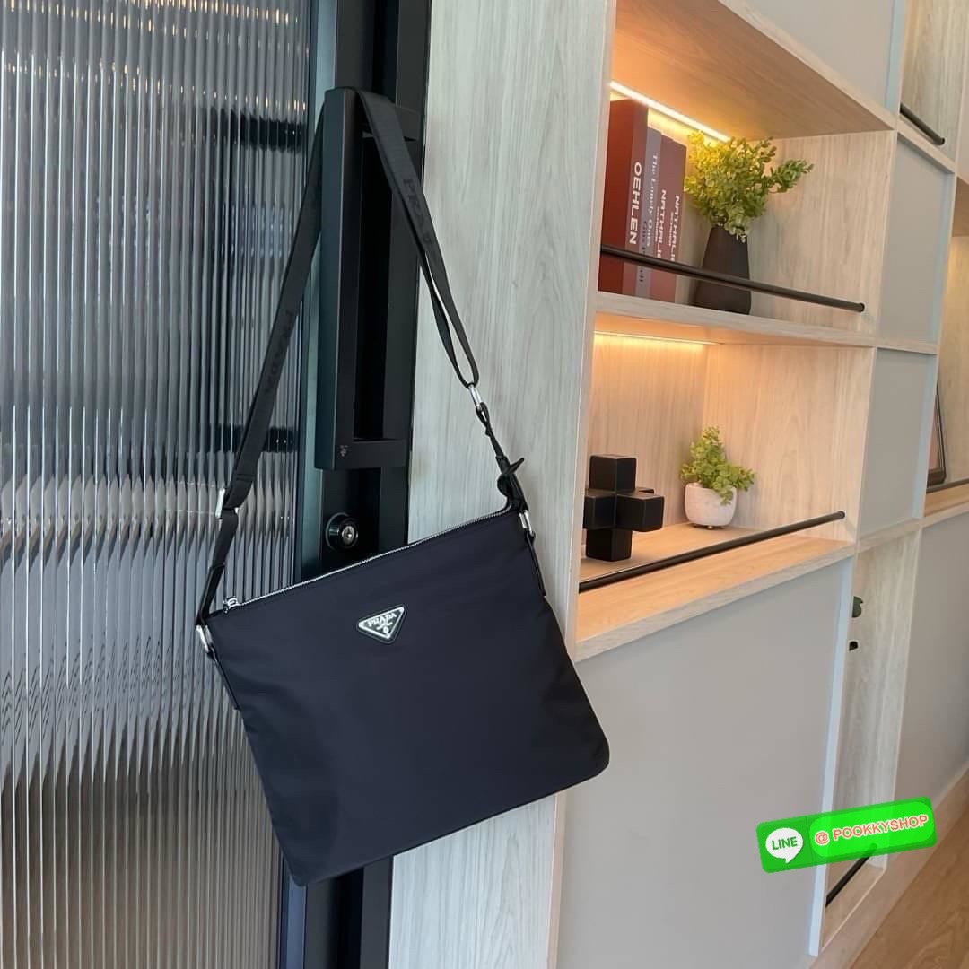 สำหรับคุณผู้ชาย เข้าแล้วค่ะ🌟🫶🏻 กระเป๋าทรง MASSENGER แบรนด์ PRADA อะไหล่เงินทั้งใบ ด้านในมีช่องใส่ของแบ่งเป็นสัดส่วน หลายช่อง เปิดปิดด้วยซิปยาว ใส่ IPADmini ได้สบาย จุของได้เยอะ มาพร้อมช่องซิปด้านในอีกหนึ่งช่อง ด้านหลังมีซิปใส่ของ ห