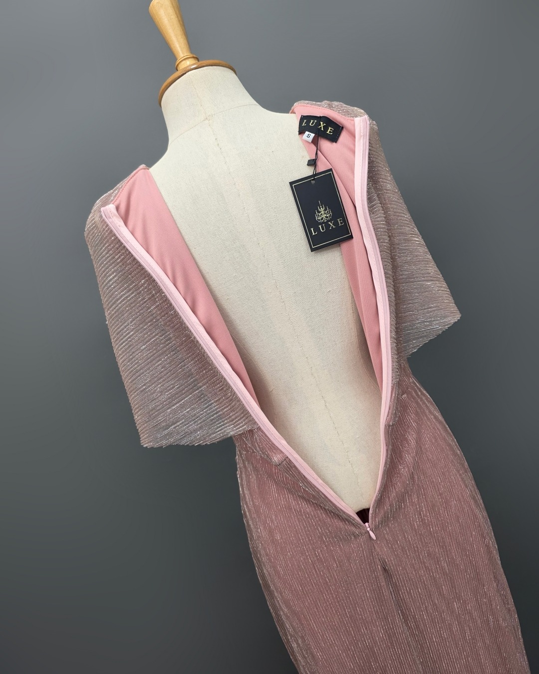 เดรสแฟชั่น เดรสเสื้อคอกลมแขนกุด ดีเทลเป็นเสื้อคลุมไหล่ในตัว กระโปรงทรงสอบจับเดรป