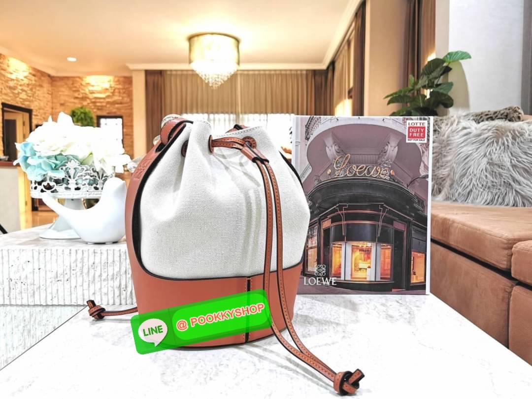✴️พร้อมส่งความสวย!✴️ NEW IN! LOEWE CROSSBODY BUCKET BAG GIFT WITH PURCHASE (GWP) กระเป๋าถือหรือสะพายพรีเมี่ยมกิ๊ฟ Limited Edition จาก LOEWE PERFUME DUTYFREE COUNTER วัสดุ Canvas & Leather calfskin ขนาดกำลังดี น้ำหนักเบา ภายในโล่งกว้างและจุ ส