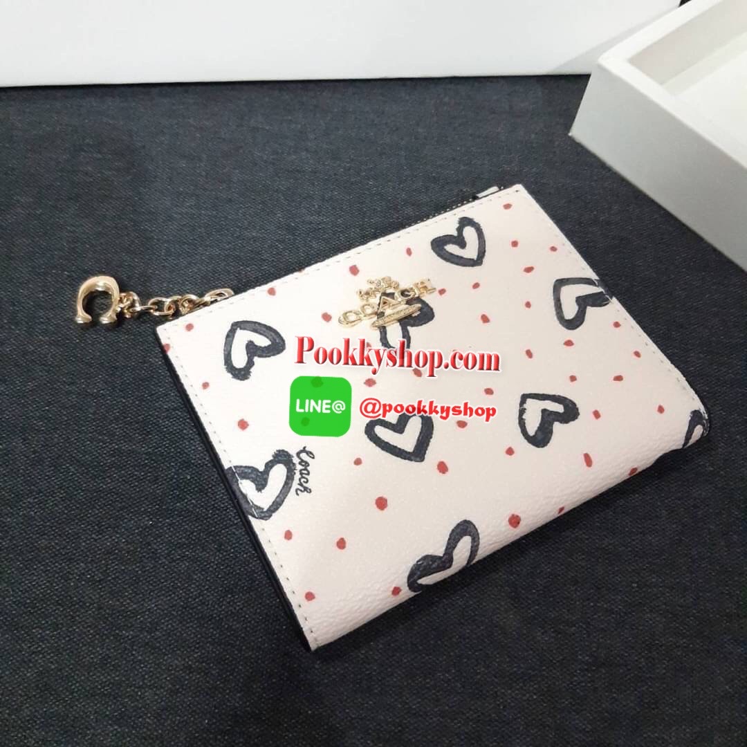 COACH 91058 SNAP CARD CASE WITH CRAYON HEARTS PRINT กระเป๋าสตางค์เก็บบัตร ลายปริ้นท์หัวใจเพ้นท์ ♥️ น่ารักน่าใช้ วัสดุหนังแคนวาสเคลือบ เปิด-ปิดด้วยกระดุม ภายในมีช่องใส่บัตร และใส่ธนบัตรได้ พร้อมช่องซิปแยกใส่เหรียญได้อีก พกพาง่าย สะดวก ไม่กินพื้นที่ก