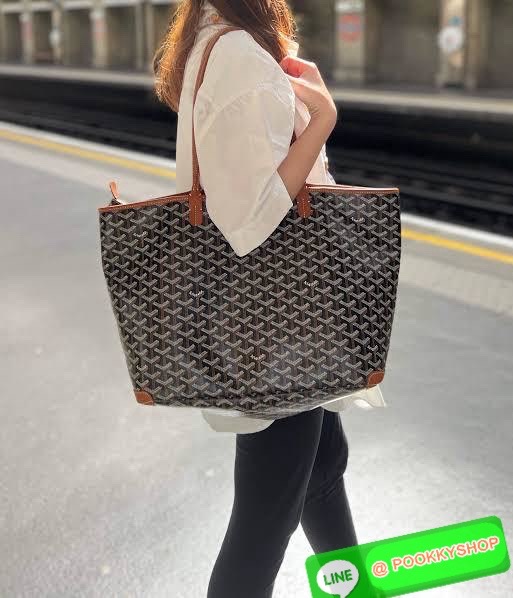 Goyard Artois MM Bag กระเป๋า Artois MM เป็นกระเป๋าที่มีซิปด้านบนเพิ่มคงามปลอดภัย ภายในพื้นที่กว้างเพื่อจัดระเบียบข้าวของของคุณ มันโดดเด่นด้วยฐานด้านล่างทั้งสองมุมเย็บต่อด้วยหนังใช้งานในแบบทางการหรือกึ่งทางการก็ได้