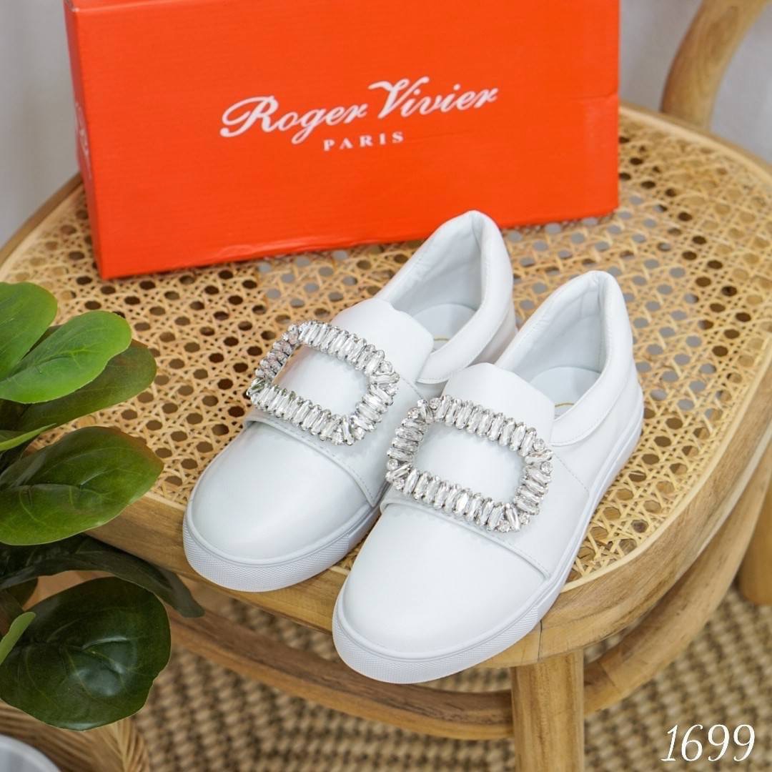 พร้อมส่ง รองเท้าผ้าใบ roger ที่ขายดีมากที่สุด รุ่นนี้ดาราใส่เยอะมาก มีกันเกือบทุกคน งานรองเท้าผ้าใบทรงสวม หนังนิ่ม ตกแต่งดีไซน์หน้าเพชรสุดหรูตามสไตล์ ทรงสวยเว่อร์ บอกเลยว่า เป็นรองเท้าที่ต้องมีมากๆ