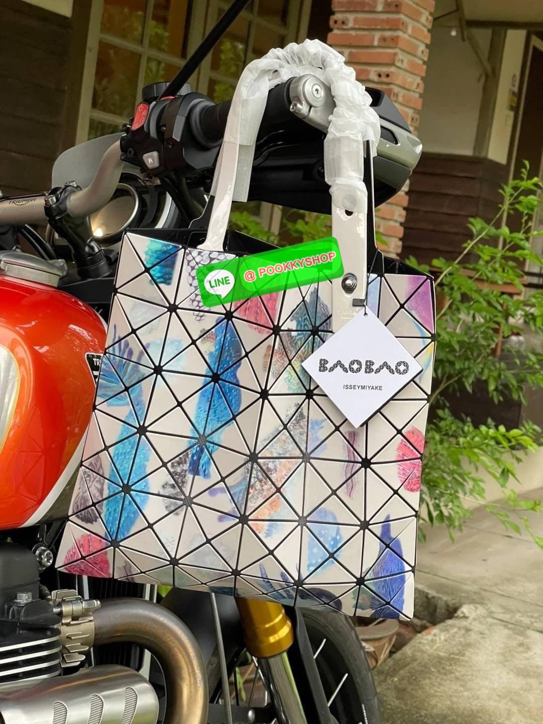Baobao Issey Miyake Creature Geo Flat Tote Bag คอลเลคชั่นใหม่ล่าสุด ที่ผสมผสานแพทเทิร์นลวดลายใหม่อันน่าสนใจเอาไว้ เป็นซีรีส์ที่ถ่ายทอดถึงความงดงามของรูปทรงที่เคลื่อนไหวอย่างอิสระ ซึ่งถูกรังสรรค์ขึ้นตามห้วงอารมณ์อย่างไม่มีรูปแบบ ตำแหน่งการจัดวางแพทเทิร์นขอ