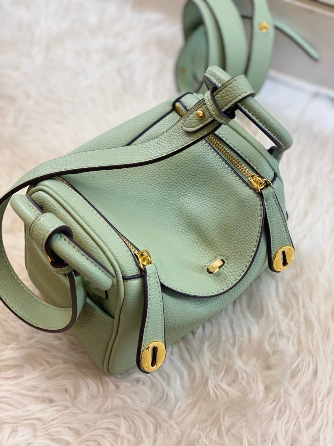 กลับมาเเล้วค่า Lindy 20cm หนัง PU premium ที่ลูกค้าถามกันมาเยอะมากกก รอบนี้หนังสวยมากๆๆ สายสะพายแบบเรียบหรู มีห่วงรัดสายสองข้าง มี 2 สายนะคะ มีซิลิโคนปิดลูกบิดกันรอย งานเนี้ยบสุด ยิ่งใช้ยิ่งนิ่มมม กระเป๋าทรงสวยนุ่ม Flexible มากๆ จุของได้ทุกสิ่ง จะใช้ไปทำง