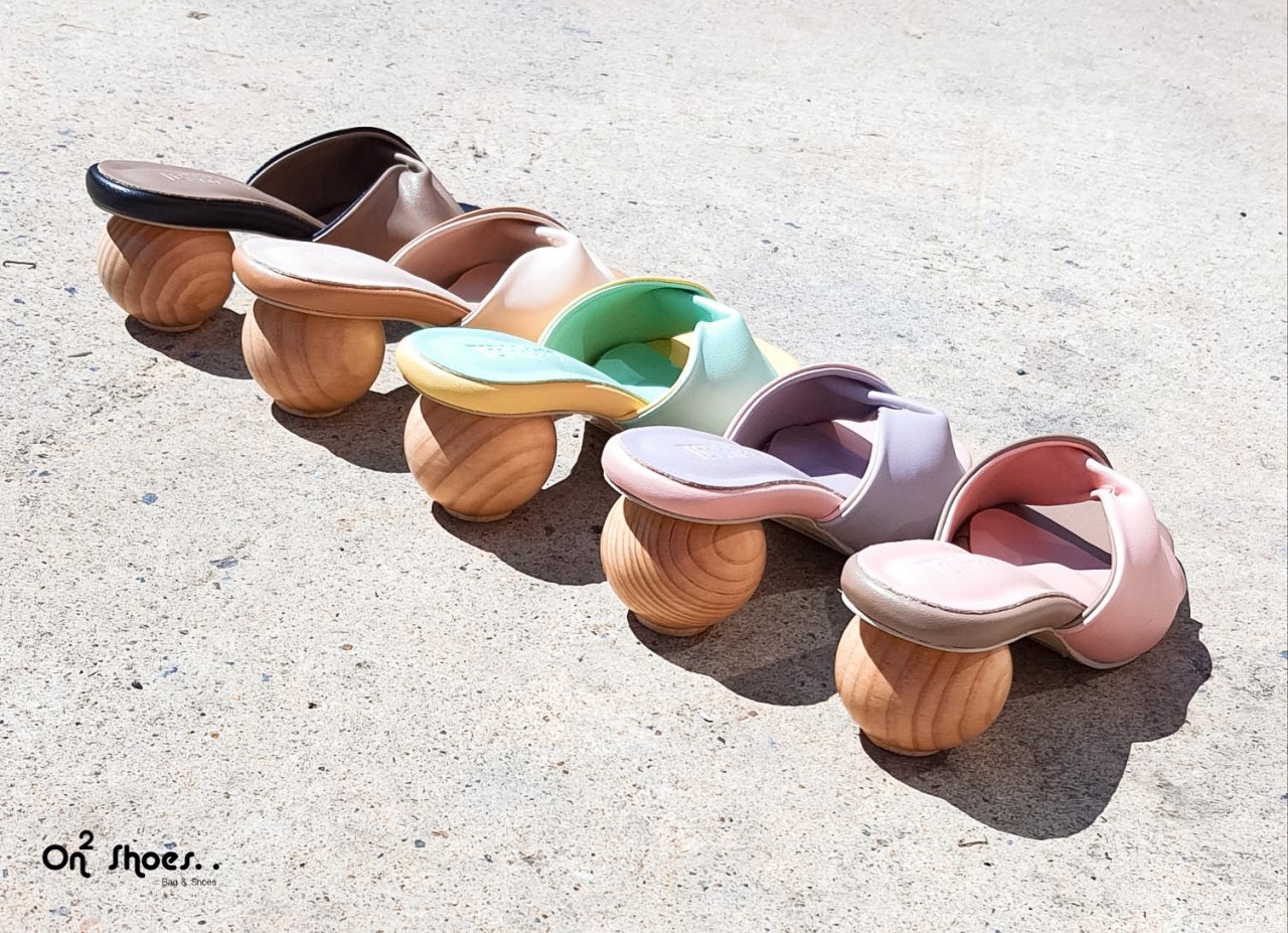 สวยละมุนมากค่ะคู่นี้ รองเท้าส้นสูง ส้นไม้กลมกลึง งานดีไซน์สีทูโทนบิดหน้ามิกซ์สี ตัวรองเท้าหนังสีพาสเทลน่ารักมากค่ะ งานสวยงานดี ใครพลาดงานนี้จะเสียจัย...