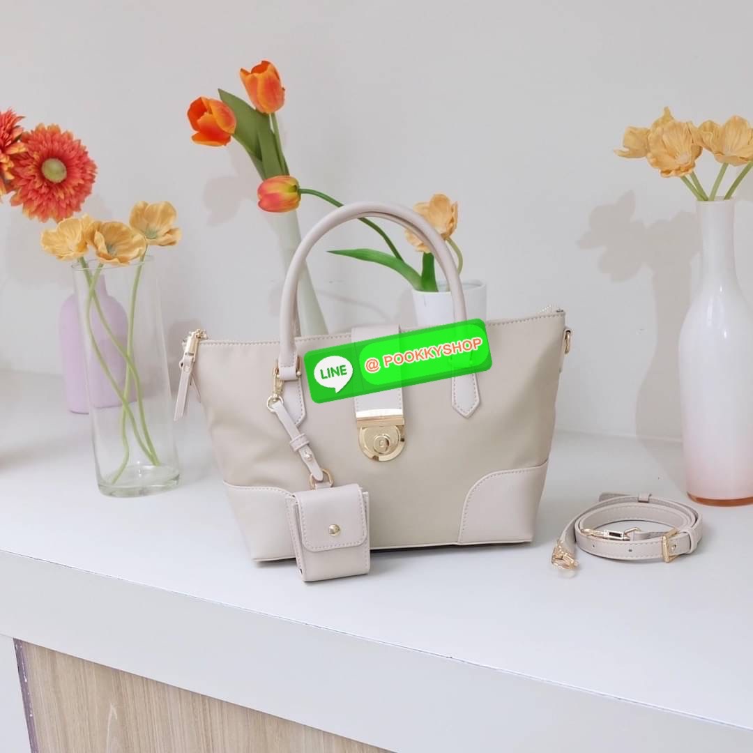 คอลเลคชั่นใหม่ รุ่นขายดี KEEP ‘ Phony bag ‘ อีกรุ่นที่ ถูกถามเข้ามาเยอะที่สุด เป็นกระเป๋า size กลางๆที่ ดีไซน์ให้ออกมาเรียบ หรู หยิบมาใช้งานได้ในทุกๆ วัน