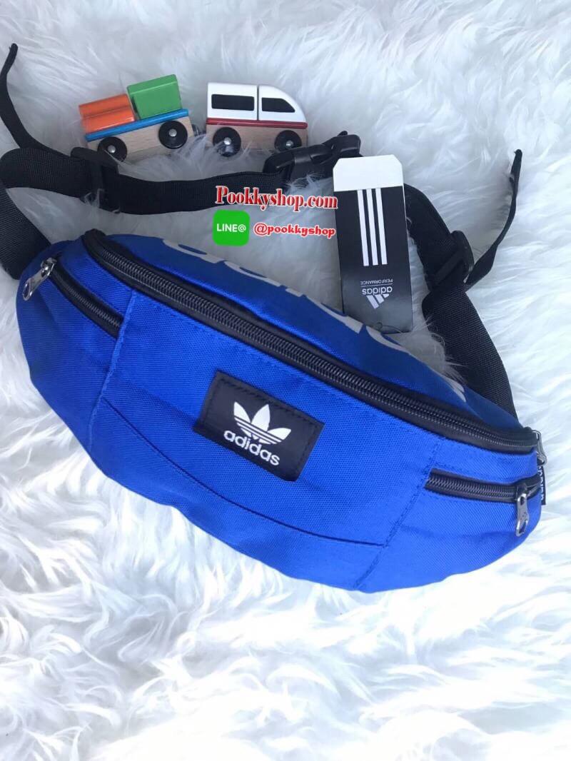 Adidas Classic waist bag กระเป๋าสไตล์คาดอกหรือคาดเอว วัสดุผ้าแคนวาส ด้านหน้ามี2ช่องซิปใส่ของจุกจิก ช่องหลักสามารถใส่กระเป๋าสตางค์ยาวได้ ภายในบุผ้าสกรีนโลโก้ มีช่องซิปหลังเพิ่มอีก1ช่อง พกพาได้สะดวก ความยาวสายปรับฟรีไซส์ ใช้ได้กับทุกเพศเลยคร้า!!
