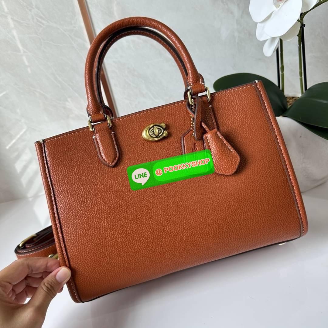 COACH BROOKE CARRYALL 28 (CE733) กระเป๋าถือหรือสะพายข้าง สุดหรู ลุคคุณนาย ให้วัสดุแคนวาสตัดหนังแท้ ภายในกว้าง แบ่งช่องเป็นสัดส่วน มีช่องซิปตรงกลาง สายสะพายถอดออกได้ จะถือหรือสะพายแมทซ์ได้หลายลุคเลยค่ะ