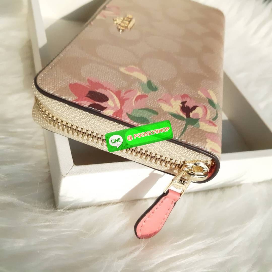COACH F73345 ACCORDION ZIP WALLET IN SIGNATURE WITH LILY PRINT กระเป๋าสตางค์ใบยาว ลวดลายดอกลิลลี่ (lily)(lily)(lily) สีละมุนน่าใช้สุดๆ วัสดุหนังแคนวาสเคลือบ เปิด-ปิดด้วยซิปรอบ รูดใช้งานง่าย ใส่มือถือได้ ใส่บัตร ใส่ธนบัตรได้สบายๆ สวยเกินราคาแบบนี้ สาวๆห้าม