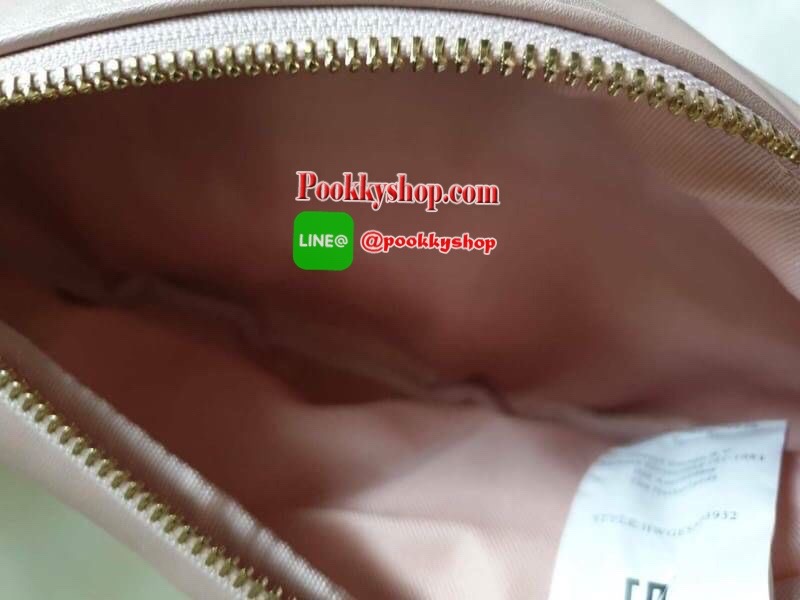 GUESS GESABEL GYM FANNY PACK กระเป๋าหนังคาดเอว/อก ด้านหน้าปั๊มโลโก้แบรนด์ทรงสามเหลี่ยม ตัวกระเป๋าเปิดปิดด้วยซิปใช้งานง่าย มี 2 ช่องซิป มีลูกเล่นซ่อนซิปหน้าคาดปิดด้วยสายพิมพ์โลโก้ ภายในกระเป๋าโล่งกว้าง สามารถใส่มือถือได้ทุกรุ่น จุของได้เยอะ รับรองถูกใจสาวๆ