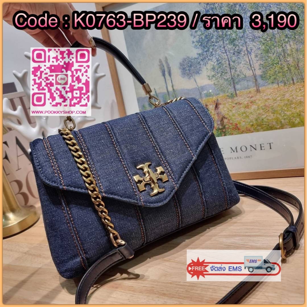 TORY BURCH KIRA DENIM SMALL SATCHEL 🔆 Details ใหม่ล่าสุด กับกระเป๋าถือ/สะพายรุ่นคลาสสิค ในรูปแบบใหม่ ดีไซน์เดนิมเต็มใบ ตกแต่งการเย็บให้เป็นลายเส้นสวยคมชัด ขนาดกำลังสวย ดูหรู ดูแพง ใช้งานสะดวกด้วยอะไหล่บิดล็อคเปิด-ปิด มาพร้อมหูจับในตัว คล้องแขนถืออ