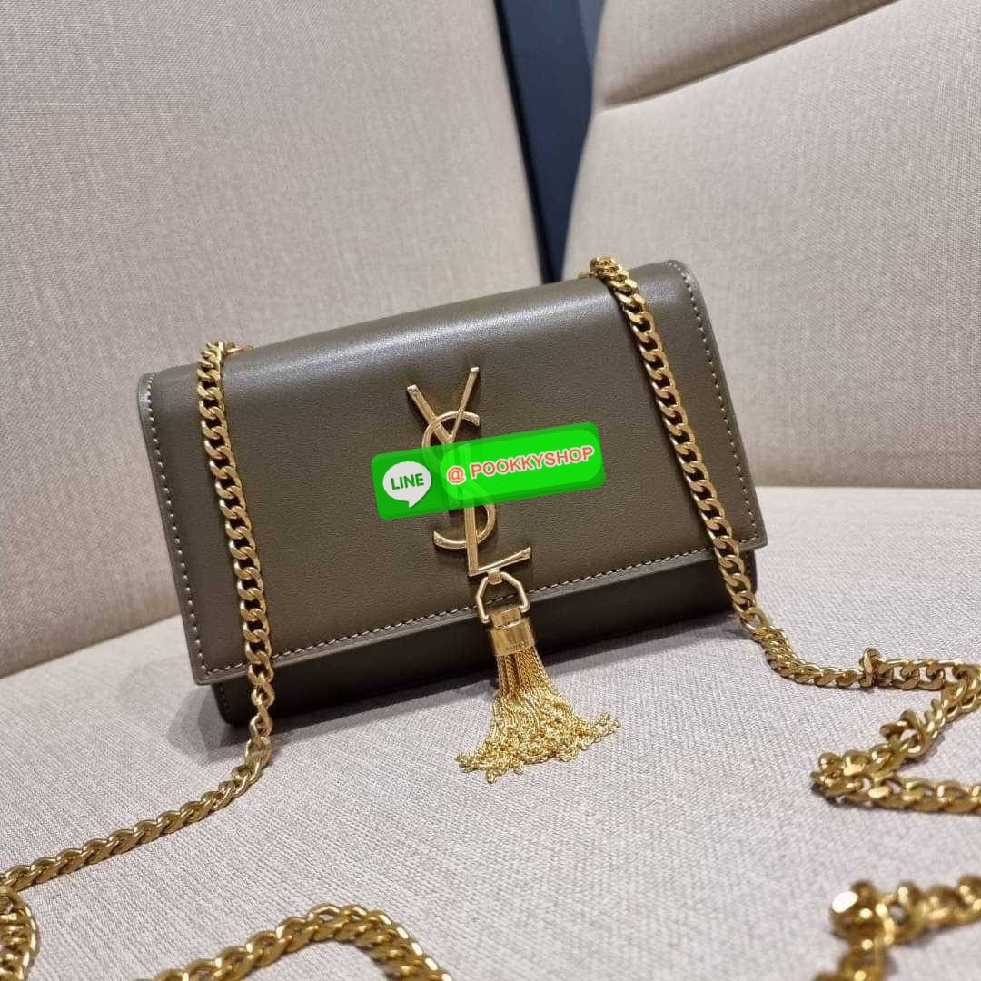 จัดให้อย่างสาสม!! กับกระเป๋าสะพาย Yves Saint laurent small kate bag สุดหรู จากเคาน์เตอร์ vip dutyfree ทรง woc ที่แสนจะฮอตปรอทแตก ดีไซน์เรียบ แต่แอบมีดีเทลความหรูที่พู่ห้อยสีทองโดดเด่น เพิ่มความแพงอีกหนึ่ง วัสดุหนังแท้สัมผัสดีงาม ใช้งานง่ายเพียงแค่เปิด-ปิด
