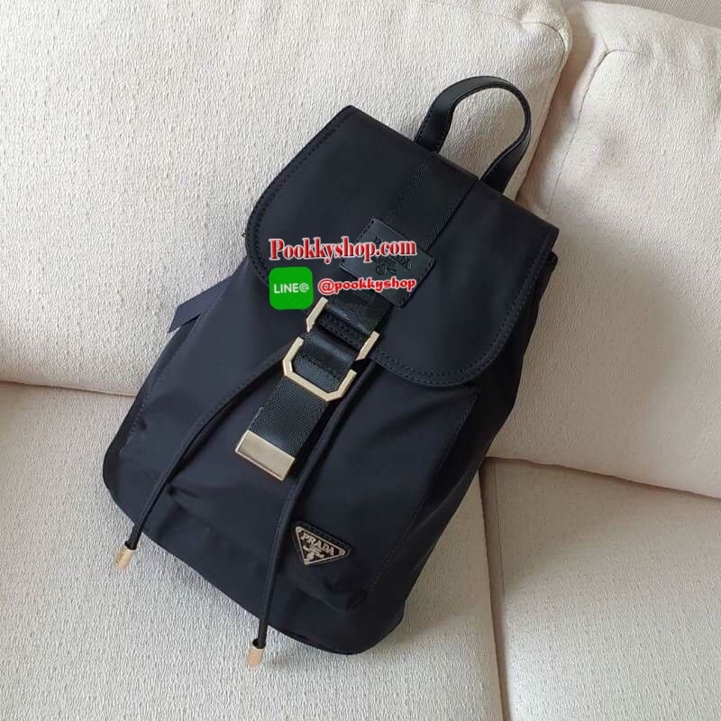NEW ARRIVAL มาใหม่กับกระเป๋าเป้จากแบรนด์ Prada วัสดุทำจากผ้าไนล่อน สามารถกันน้ำได้ อะไหล่ทองทั้งใบเปิดปิดด้วยกระดุมแม่เหล็ก และมีช่องกระเป๋าหน้าเปิดปิดด้วยซิปอีก1ช่อง ภายในมีช่องซิปแยกอีก2ช่อง พร้อมบุผ้าลายแบรนด์อย่างดี สามารถใส่ labtop ipad ได้ ขนาดกะทัด