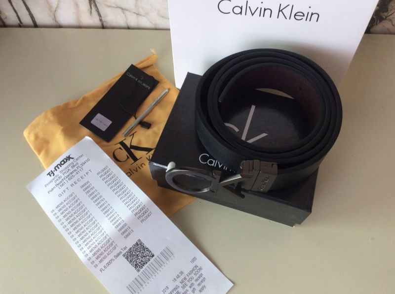 Calvin Klein Real leather เข็มขัดผู้ชาย Calvin Klein Real leather หนังแท้ หัวเข็มขัดตัวอักษรแบรนด์ CK ดูเก๋มีสไตล์ New item! ชุดของขวัญสำหรับคุณผู้ชาย เข็มขัด ที่ใครหลายคนรอคอย ดีไซน์เรียบหรู ตามแบบฉบับของCKเลยคะ จะ ซื้อเป็นของขวัญ ของฝาก ปีใหม่ ดีเลิศค่า