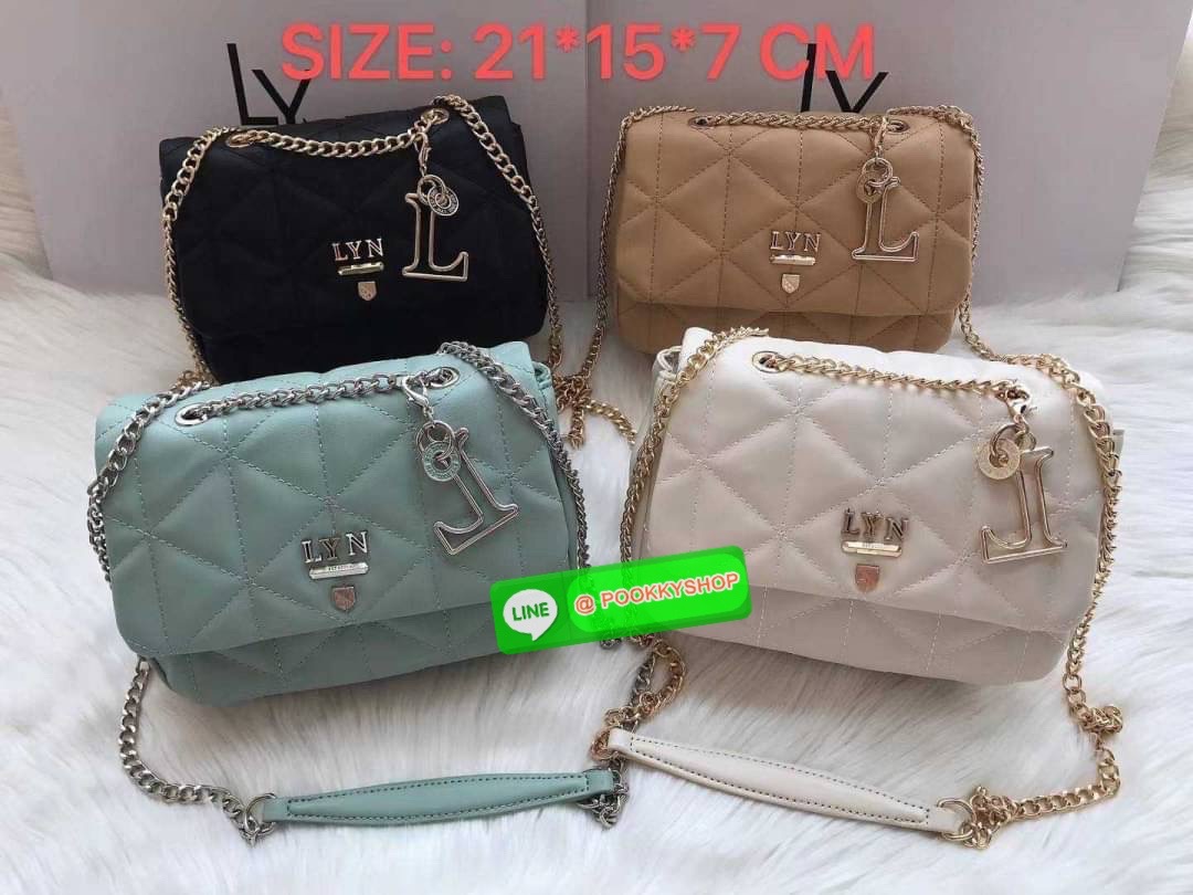 Lyn ลายตารางสุดฮิต หนังนิ่ม ตั้งอยู่ทรง ประดับพวงกุญแจรูปตัว L เปิดปิดด้วยกระดุมแม่เหล็ก สะดวกใช้