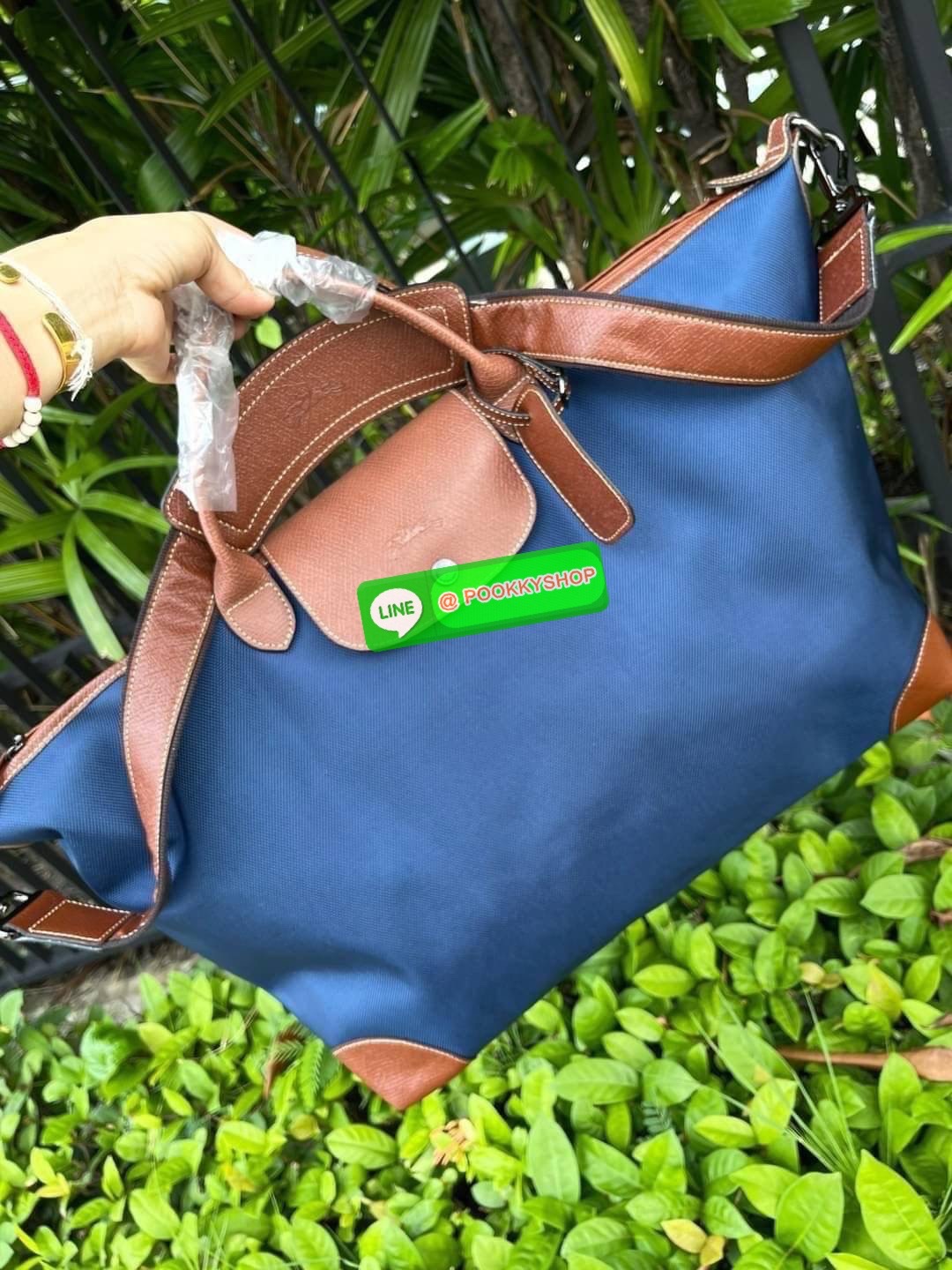 💕 LONGCHAMP BOXFORD TRAVEL BAG L กระเป๋าเดินทางขนาดใหญ่ มาพร้อมสายสะพายที่สามารถถอดได้ ให้คุณเลือกสะพายไหล่หรือถือได้ มีซิปรูดเปิดปิดกระเป๋าที่ให้คุณมั่นใจได้ว่าคุณจัดเก็บไอเท็มของคุณได้อย่างมิดชิด บ็อคฟอร์ด (BOXFORD) สะท้อนความเป็นเอกลักษณ์ของแบร