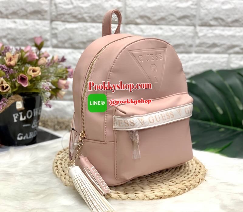 New !! GUESS GESABEL GYM BACKPACK กระเป๋าสะพายหลังได้//สะพายข้างได้ วัสดุหนังนิ่ม น้ำหนักเบา รูปทรงน่ารักมากๆค่ะ ด้านหน้ามีช่องซิปหนึ่งช่อง เปิดปิดกระเป๋าด้วยซิป มีพวงพู่แบรนด์ห้อยเพิ่มความเก๋เข้ามาให้ด้วย พวงพู่สามารถถอดแยกออกได้ด้วยค่ะ ภายในกระเป๋าโล่งก