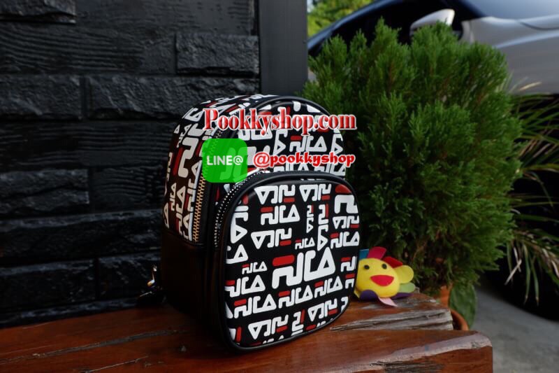 ส่งฟรีemsค่ะ FILA MiNI BACKPACK 2018 แบรนด์ที่กำลังมาแรงที่สุดในเกาหลีและไทยด้วยวัสดุหนังนิ่มคุณภาพดีตามแบบฉบับของแบรนด์ ขนาดกำลังดี น้ำหนักเบา ด้านหน้ามีโล้โก้และช่องซิป เปิดปิดด้วยซิปสะดวกใช้ ภายในมีช่องใส่ของ หูจับถนัดมือ สายสะพายปรับได้ freesize สามาร