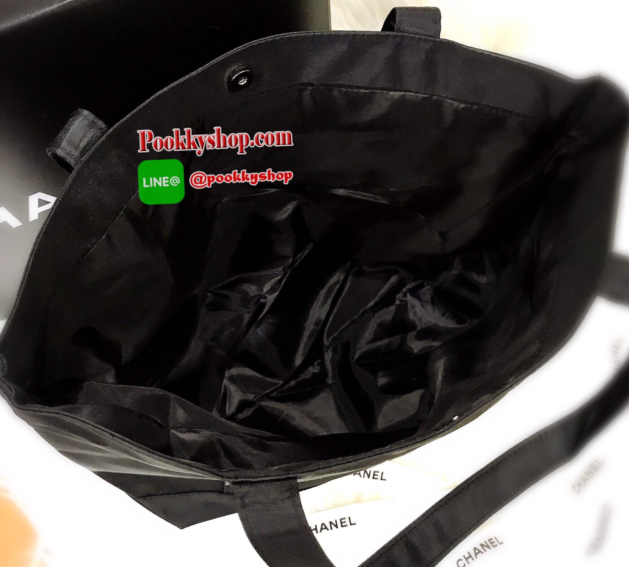 Must Have! Chanel Beaute Black Sequin Shopping Bag กระเป๋าสะพาย ShoppingBag พรีเมี่ยมกิ้ฟ Limited Edition ของแท้นำเข้าจากเคาน์เตอร์ Chanel Beaute ใบใหญ่ประดับคริสตัลสีดำโลโก้ CC สุดคลาสสิค ซับใน Polyester 100% เปิดปิดด้วยกระดุมแม่เหล็ก น้ำหนักเบา จุสุดๆ ใ