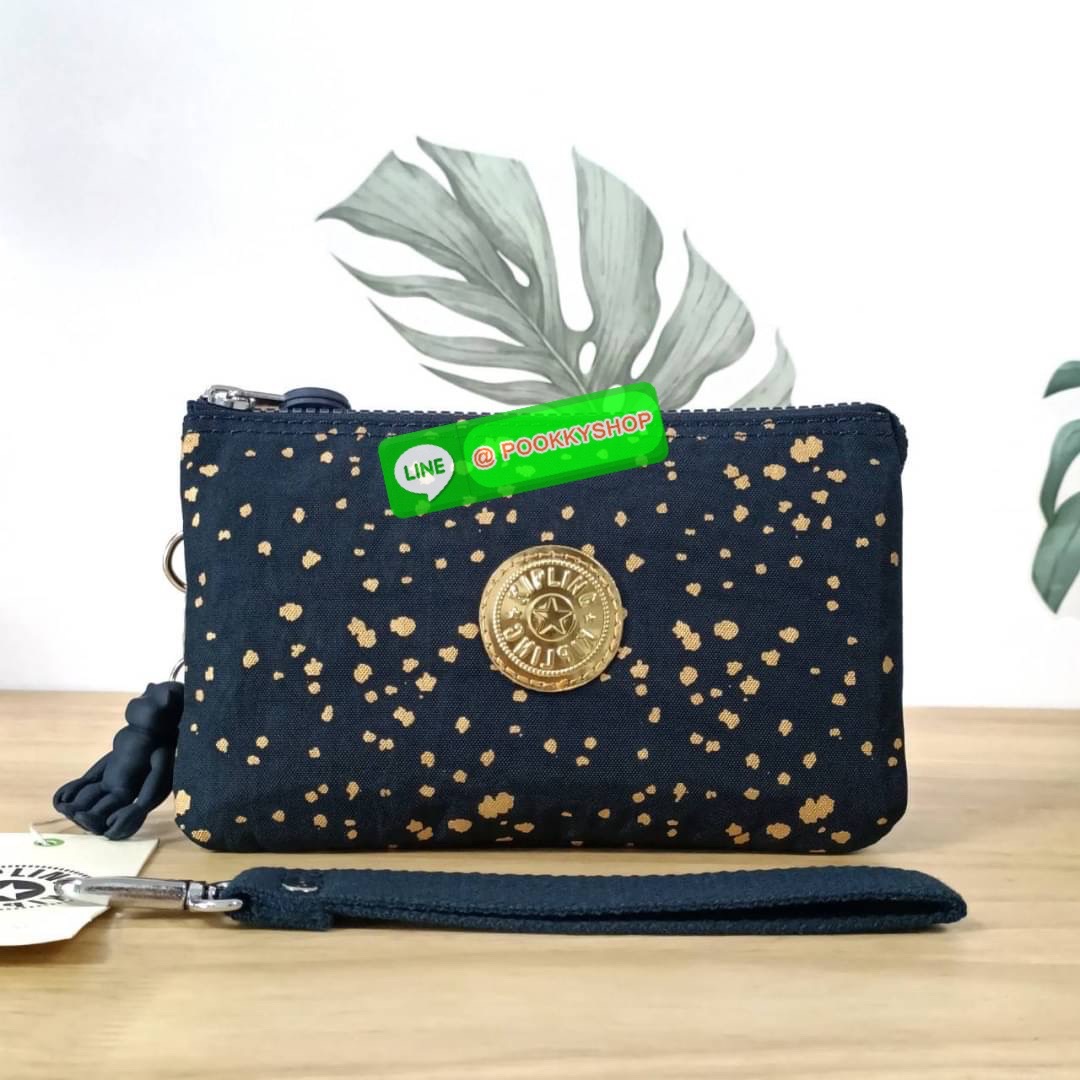 Kipling Creativity Large Pouch วัสดุ Nylon 100% กระเป๋าคล้องมือขนาดพอเหมาะ 7.25 นิ้ว พกพาสะดวก เปิด-ปิดด้วยซิปเดียวใช้งานง่าย ด้านในมีช่องกว้าง 2 ช่องและช่องซิปเล็กตรงกลางอีก 1ช่อง ใช้งานได้สะดวก สามารถใส่มือถือ 7.5 นิ้วได้ กุญแจรถ ธนบัตรได้ ล็อตนี้มาพร้อ