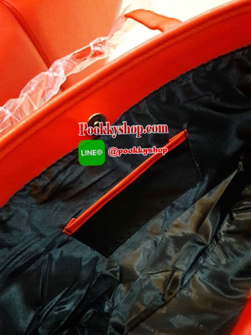 พร้อมส่ง Victoria's Secret Shopping Bag กระเป๋าอเนกประสงค์สุดสวยสะดุดตา วางตั้งได้ ไม่ยุบไม่ย้วย ใส่ของใช้สารพัดในทุกที่ทุกเวลา เปิดปิดง่ายๆด้วยกระดุมแป๊ก ฐานวางตั้งอยู่ทรงมีหมุดรองกระเป๋า พร้อมอักษรแบรนด์สีเงินแวววาวด้วยจ้า