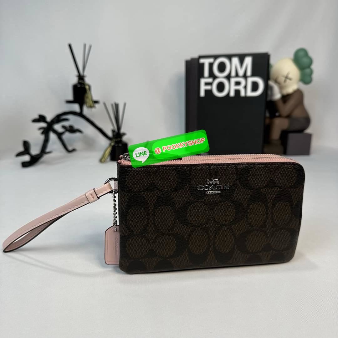 กระเป๋าคล้องมือ COACH 87591 DOUBLE CORNER ZIP WRISTLET IN SIGNATURE CANVAS (COACH 87591 ） กระเป๋าคล้องมือ2เซิปใหญ่ ลายCหนังและ ด้านในเป็นผ้า แบ่งเป็นช่องเล็กๆใส่เหรียญใส่แบงค์ใส่บัตร แล้วแต่จะใส่มีหลายช่อง ใส่โทรศัพท์ได้ทุกรุ่นพร้อมสายคล้องมือ