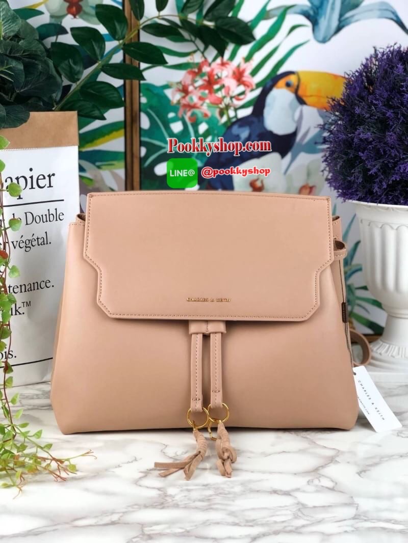 Charles & Keith Textured Tassel Shoulder Bag กระเป๋าเอนกประสงค์ ใช้ได้หลายแบบ! ตัวกระเป๋าแต่งด้านหน้าเป็นหนังกลับ-ช่วงด้านหลังเป็นหนังเรียบ (ยกเว้นสีครีม!! เป็นหนังเรียบทั้งใบ) มีพู่ห้อยด้านหน้าเก๋มาก เปิดปิดแบบกระดุมแม่เหล็ก ปรับทรงได้โดยการดึงหูรูดด้านห