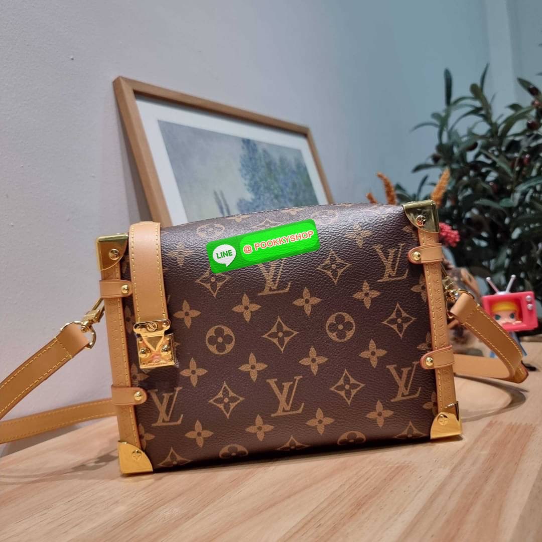 LV SIDE TRUNK สุดยอดกระเป๋าไอคอนนิค ทรงสวย ใหม่ล่าสุดจากเคาน์เตอร์ dutyfree สวยมีเสน่ห์ รูปทรงกล่อง โดดเด่นด้วยหมุดเข้ามุม ซิปเปิด-ปิดล็อคได้ วัสดุหนังแคนวาส ภายในเป็นช่องโล่ง มีสายสะพายมาให้ถึง 2 เส้น คล้องแขน คล้องไหล่เก๋ๆ หรือสะพายข้างชิคๆ พร้อมตอบรับไ