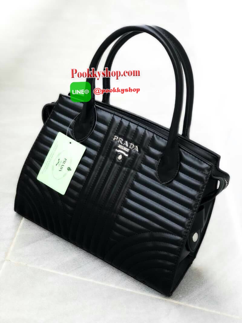 Prada กระเป๋าถือหรือสะพายอเนกประสงค์ มาใหม่ล่าสุดหนังสวยอยู่ทรง ขนาดกำลังดีน้ำหนักเบา หูจับถนัดมือ สายสะพายยาวถอดได้ปรับระดับได้ เปิดปิดด้วยซิปปั๊มโลโก้อะไหล่หรู ภายในกว้างสามารถใส่กระเป๋าสตางค์ใบยาวได้พรีเมียมกิฟจากต่างประเทศแท้ ห้ามพลาด จำนวนจำกัด