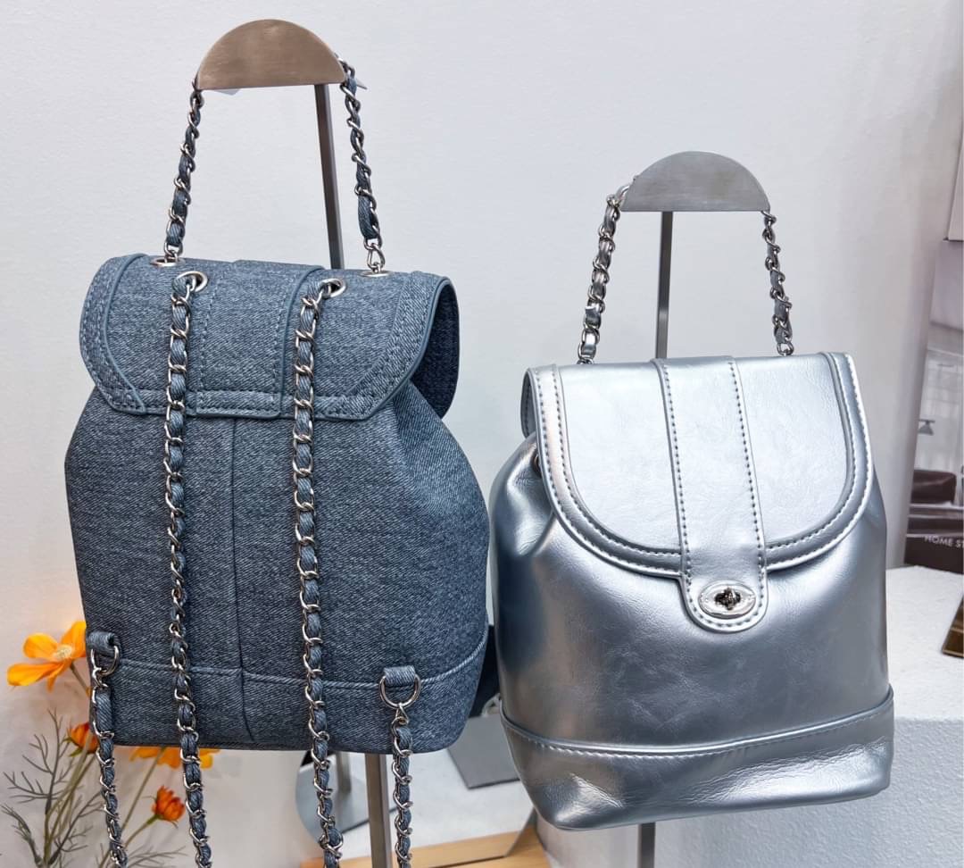 𝙉𝙀𝙒 𝙉𝙀𝙒 กระเป๋างานเกาหลีเกาใจ รุ่นนี้น่ารักทรงเป้เปิดด้านหน้าฐานกระเป๋าแข็งแรงอยู่ทรงใส่ของได้เยอะ สายยาวสะพายได้ อไหล่เงินสวยมาก แมทส์กับชุดไปเมืองนอกคือดียจ์ ใบกำลังดีใส่ของได้เยอะ จัดเลยค่ะ