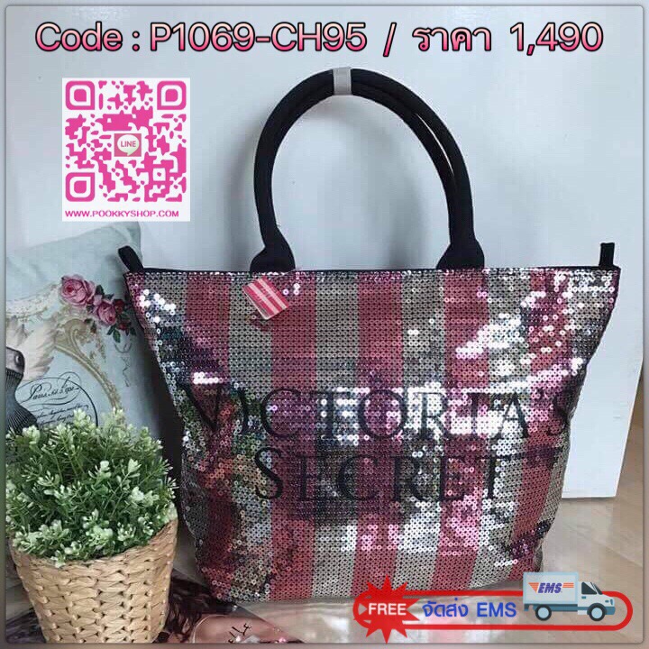 Victoria's Secret Limited Edition 2015 black friday sequin tote รุ่นหายากมาแล้ววค่ะ เป็นกระเป๋าที่ด้านหน้าเป็นเกล็ดลูกปัดวิ้งเรียงสลับสี ตัดกันอย่างสวยงาม เปิดปิดด้วยซิป ภายในกว้าง จุของเยอะ ใส่เสื้อผ้า อุปกรณ์สำหรับไปเล่นฟิตเนส หรือ เอกสาร โน้ตบุค ใ