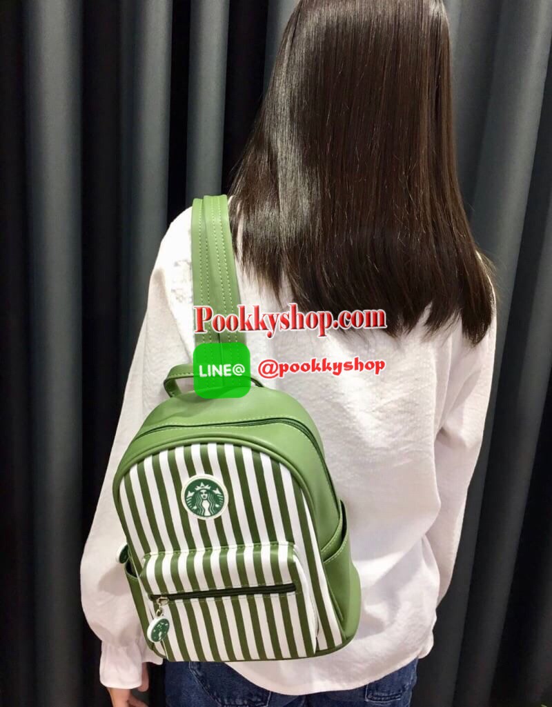 STARBUCKS BACKPACK กระเป๋าเป้สุดน่ารัก ขนาดกำลังพอเหมาะสำหรับใส่ของระหว่างวัน และช่องจัดเก็บอีกหลากหลายรูปแบบ ดีไซน์สวยนับเป็นอีกหนึ่งกระเป๋าเป้ที่พร้อมให้คุณได้สะพายออกไปข้างนอกได้ทุกวันอย่างมั่นใจ เพราะแมทช์เข้ากับทุกลุค รุ่นนี้แนะนำเลยค่า