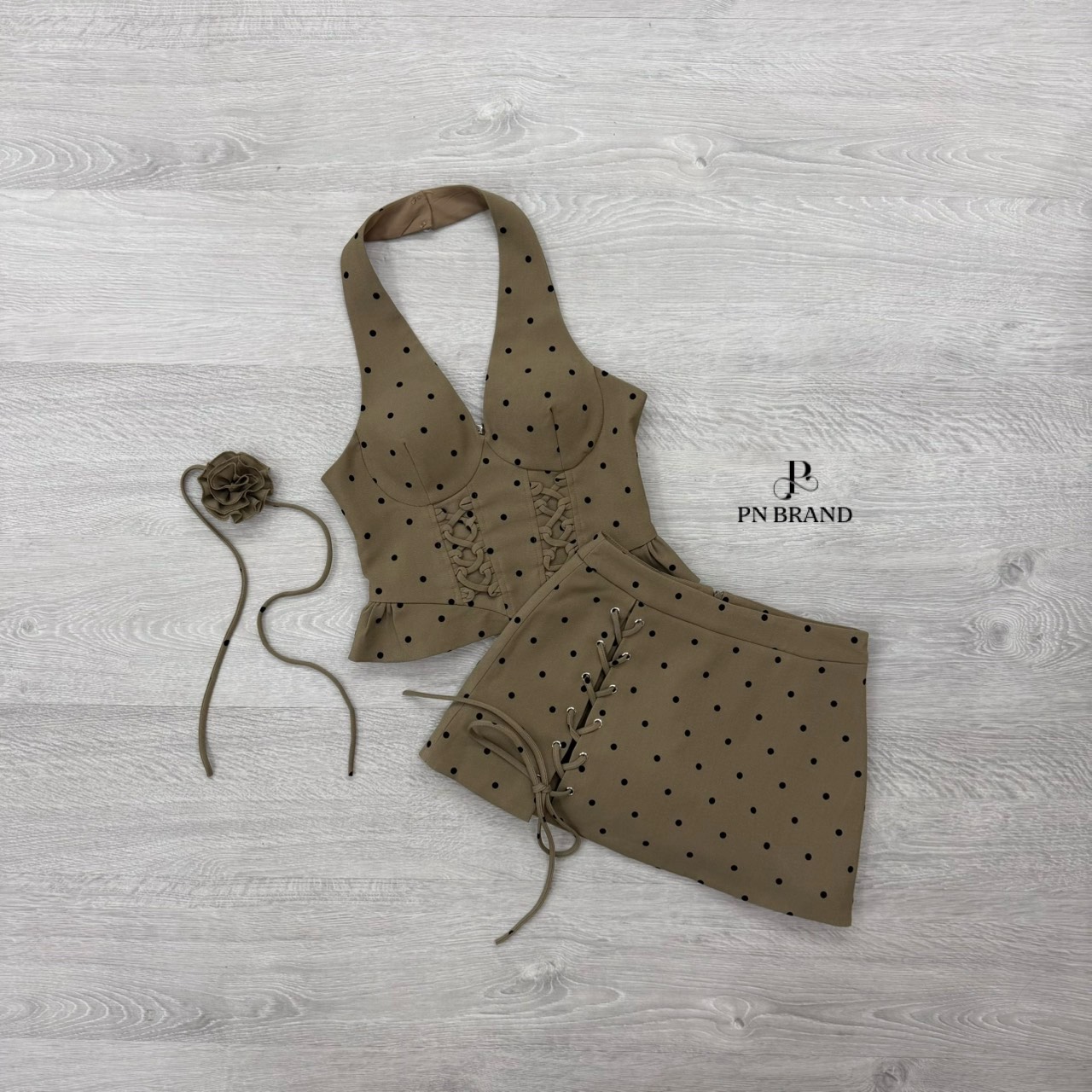 ชุดเซทแฟชั่น เซต 2 ชิ้น (เสื้อคล้องคอมีโชคเกอร์ + กระโปรงกางเกง) ชุดโทนสีน้ำตาลมะฮอกกานี