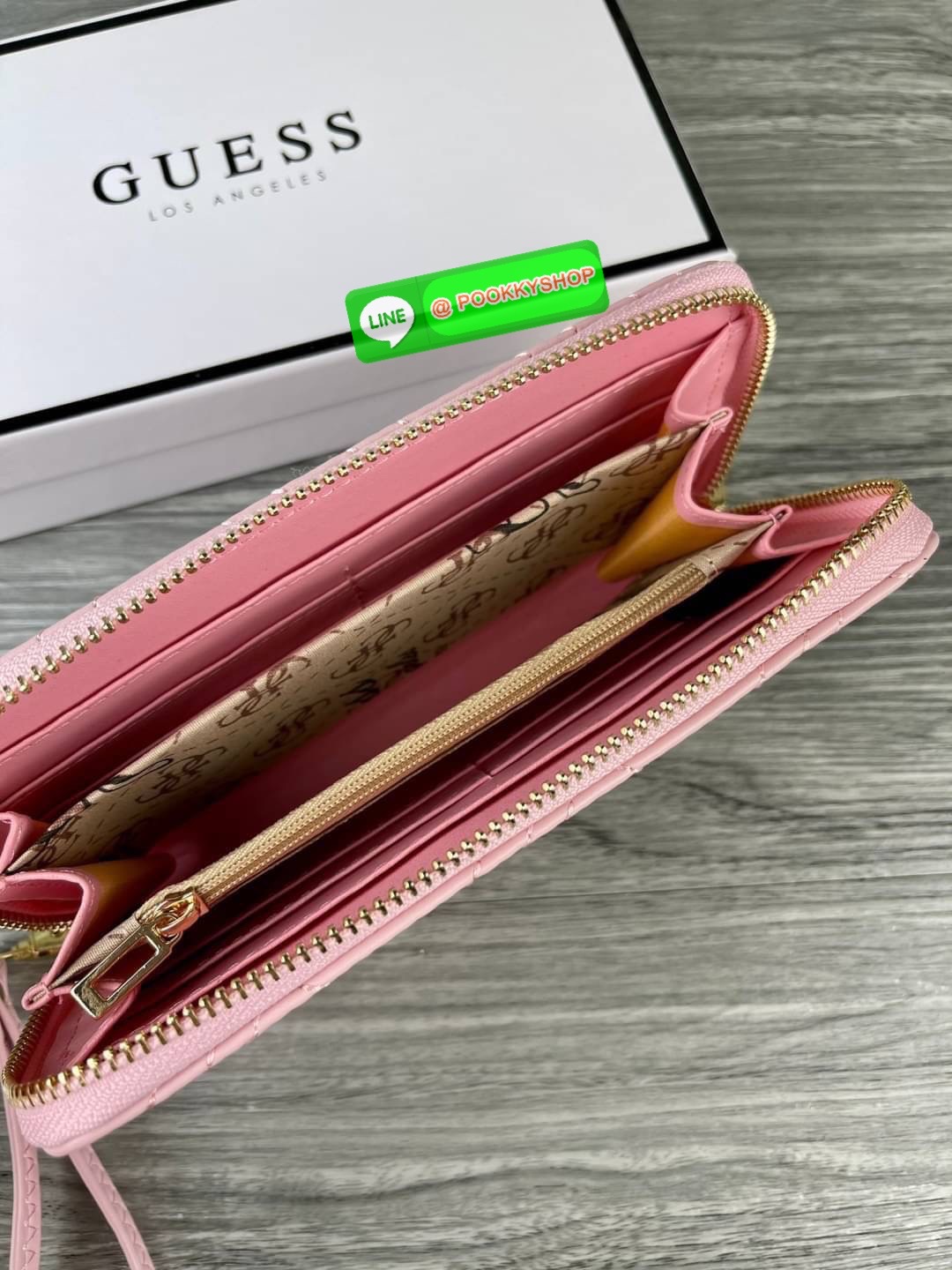Guess Zip-Around Wallet กระเป๋าเงินวัสดุหนังเดินด้ายลายตัวG ทั้งใบ มาพร้อมสายคล้องมือถอดออกได้ เปิดปิดแบบซิปรอบ ด้านในมีช่องซิปใส่เหรียญและช่องใส่การ์ด 8 ช่อง มีช่องตามยาวให้ใส่ธนบัตรแบบไม่ต้องพับแบงค์เลยค่ะ รุ่นนี้น้ำหนักเบาจุเงินได้เยอะ แนะนำจ้า