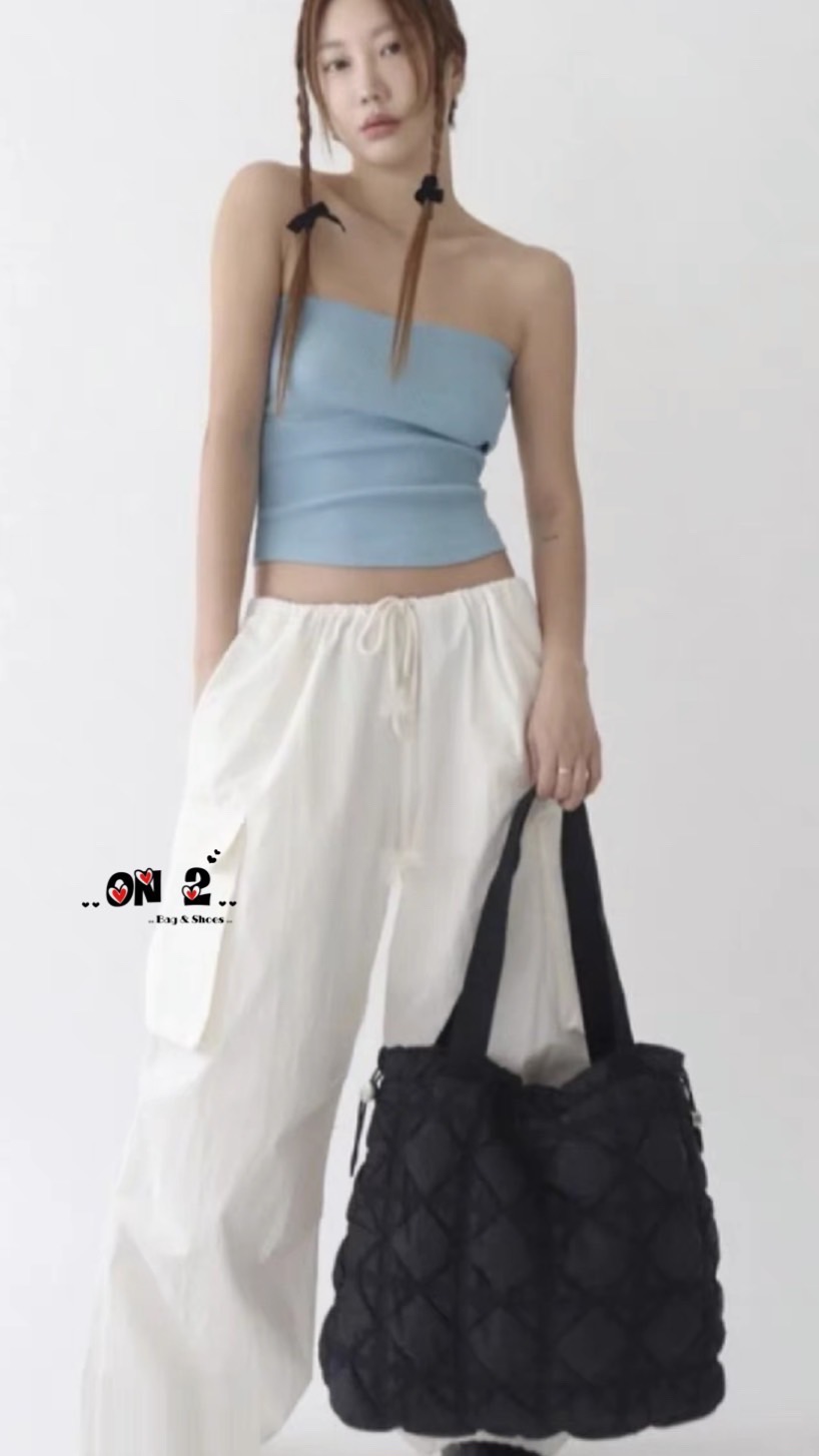 Memo Carlyn weekender (hot)(hot)(hot) งาน 1:1 (good)วัสดุตัวกระเป๋าทำจากผ้ากันน้ำอย่างดี waterproof (water) ผ้าขาวอะหลั่ยสีทอง ผ้าดำอะหลั่ยสีเงิน ปากกระเป๋าเป็นปากรูด งานปั๊มทุกจุด สายกระเป๋าทำจากผ้าทอ สะพายขึ้นไหล่ได้ งานปั๊มทุกจุด ถุงผ้า ,plastic bag, ก