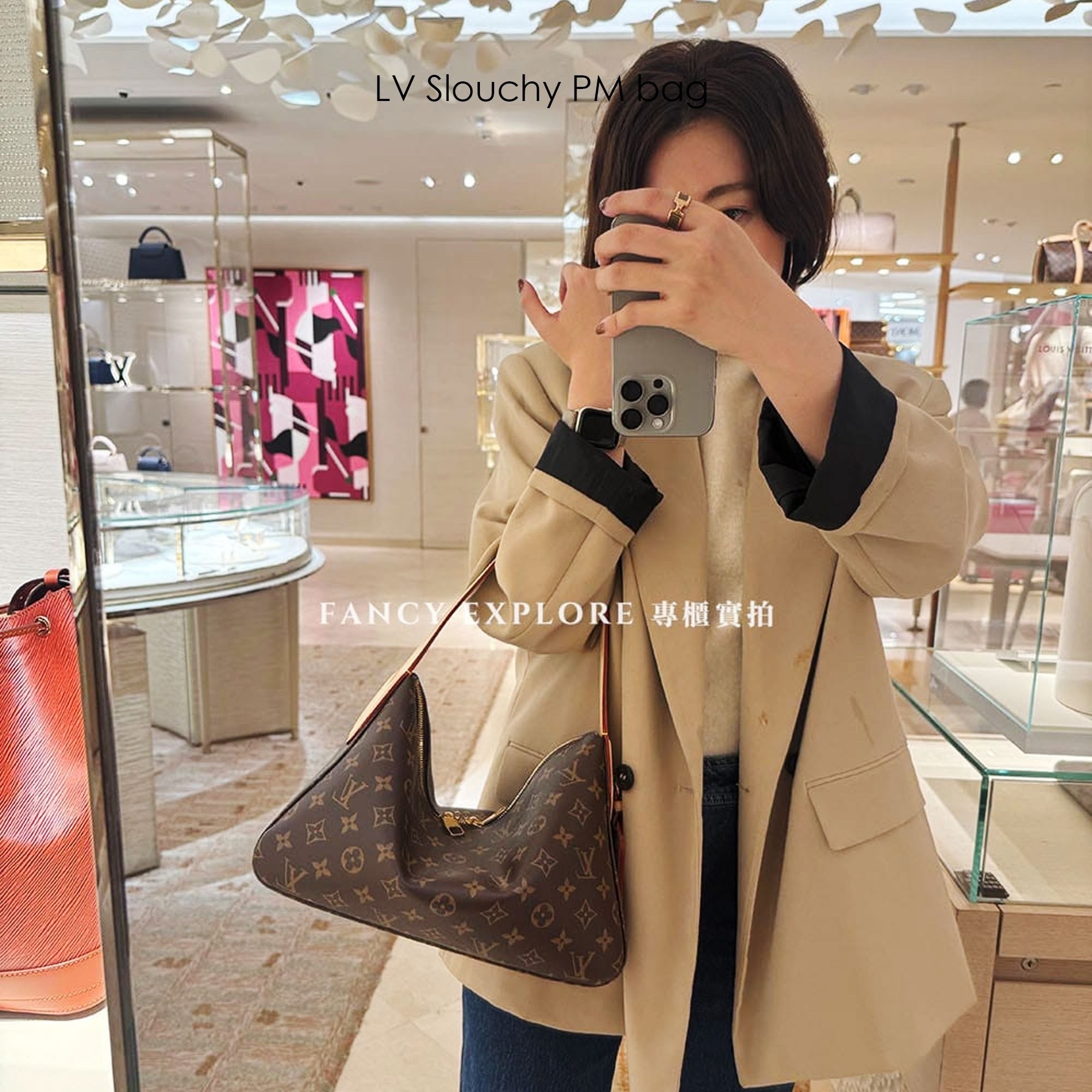 🕊️ พร้อมส่ง | LV Slouchy PM bag กระเป๋าสะพายทรงโฮโบดีไซน์คลาสสิค ใบใหญ่กำลังสวย โดดเด่นด้วยรูปทรงเป็นเอกลักษณ์ ใช้งานได้สะดวกคล่องตัว เหมาะสำหรับพกพาเดินทางและใช้งานได้ทุกวัน ลายโมโนแกรมแคนวาสสุดไอคอนิก เสริมความสง่างามด้วยอะไหล่สีทอง งานจริงสวยมา