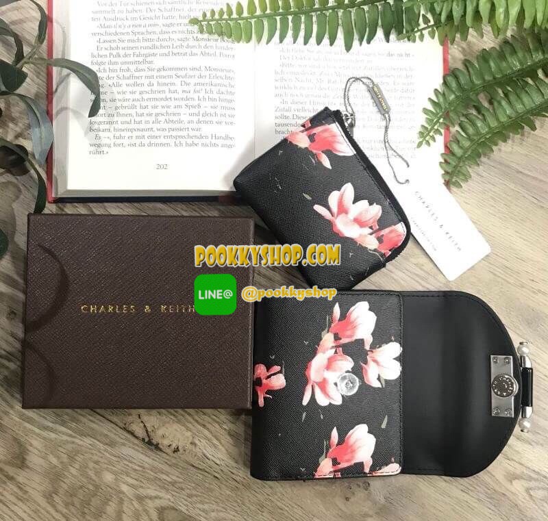 พร้อมส่งความน่ารัก! BEST SELLER! CHARLES & KEITH Peforated Wallet กระเป๋าสตางค์ใบสั้นพับ3ตอนรุ่นยอดนิยมวัสดุหนัง Saffiano สีดำประดับลายดอกไม้ Van Goh คลาสสิค ดีไซน์สวยเก๋ไม่ซ้ำใคร ด้านหน้าปั้มโลโก้เปิดปิดด้วยกระดุมเเม่เหล็ก ภายในมีกระเป๋าเล็กช่องซิปสำหรับ
