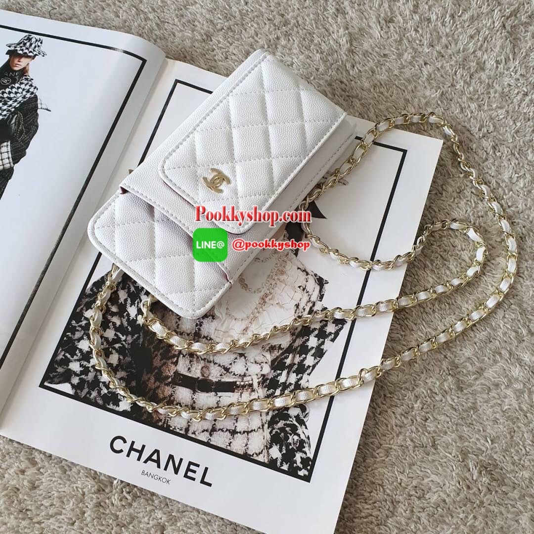 NEW ARRIVAL!! CHANEL VIP GIFT WOC BAG กระเป๋าสตางค์คล้องคอ/ Crossbody ที่กำลังมาแรงมาในตอนนี้ ตัวกระเป๋าเป็นกระเป๋าสตางค์หนังพียูลาย CAVIER อะไหล่ทองทั้งใบ ด้านหน้าใส่ iphone+ ได้ เปิดปิดด้วยกระดุมแม่เหล็ก สามารถใส่บัตรได้อีก4ใบด้านใน พลิกมาด้านหลังมีช่อง