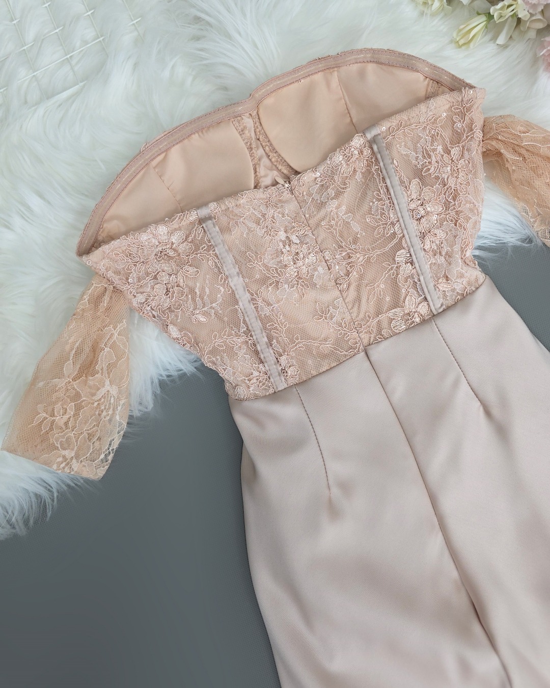 เดรสแฟชั่น เดรสเสื้อเกาะอกผ้าลูกไม้โครเชต์ แต่งผ้าคล้องแขน ผ้านุ่ม ยืดหยุ่นเล็กน้อย