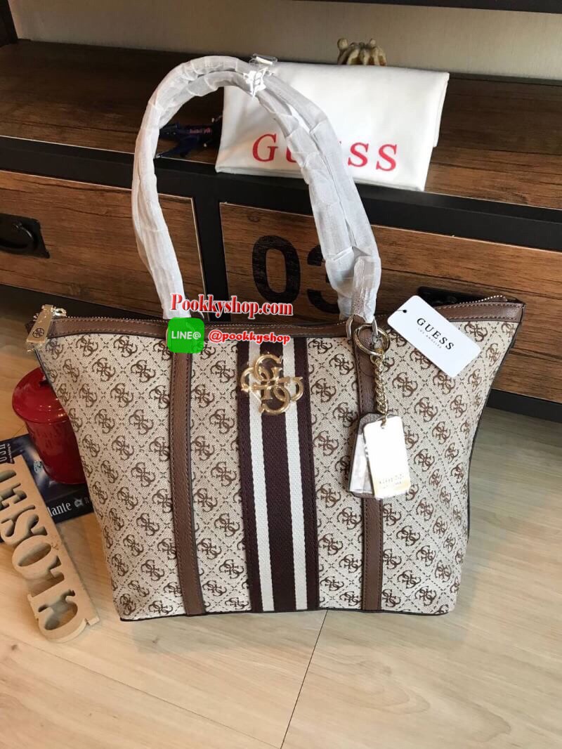Guess Factory Large Tote Handbag กระเป๋าถือทรงช้อปปิ้ง สไตล์วิลเทจ น้ำหนักเบา มีหมุดรองฐานกันรอย เปิดปิดด้วยซิปด้านบน ด้านหลังมีช่องเพิ่มอีก1ช่อง สกรีนลายsignature รอบใบประดับtagเป็นโลหะและหนัง ถอดแยกใช้งานได้ ใบใหญ่ใส่หนังสือนิตรสาร ราคาสุดคุ้มเลยคร้า!!