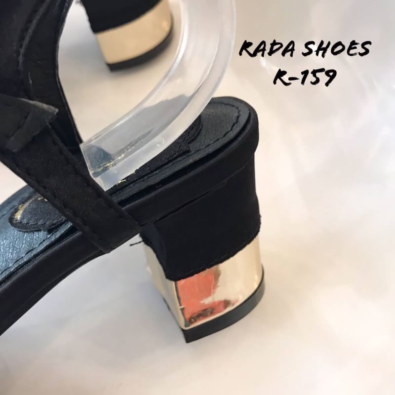 ใครรออยู่ ... ด่วน!!!เลยจ้า สวยถูกมาก... 2019 New Shoes ... รองเท้าโรเจอร์ เพชรเขียว รองเท้า พร้อมส่ง ... รองเท้าแบบใหม่ล่าสุด โรเจอร์เพชรเขียว แบบปังมาก กนะตอบรับใส่สวย สูง 3 นิ้ว งานรัดส้น สายตะข้อเกี่ยว ปรับระดับขนาดได้งานเพชรอลัง สวยสมัยใหม่จ้า