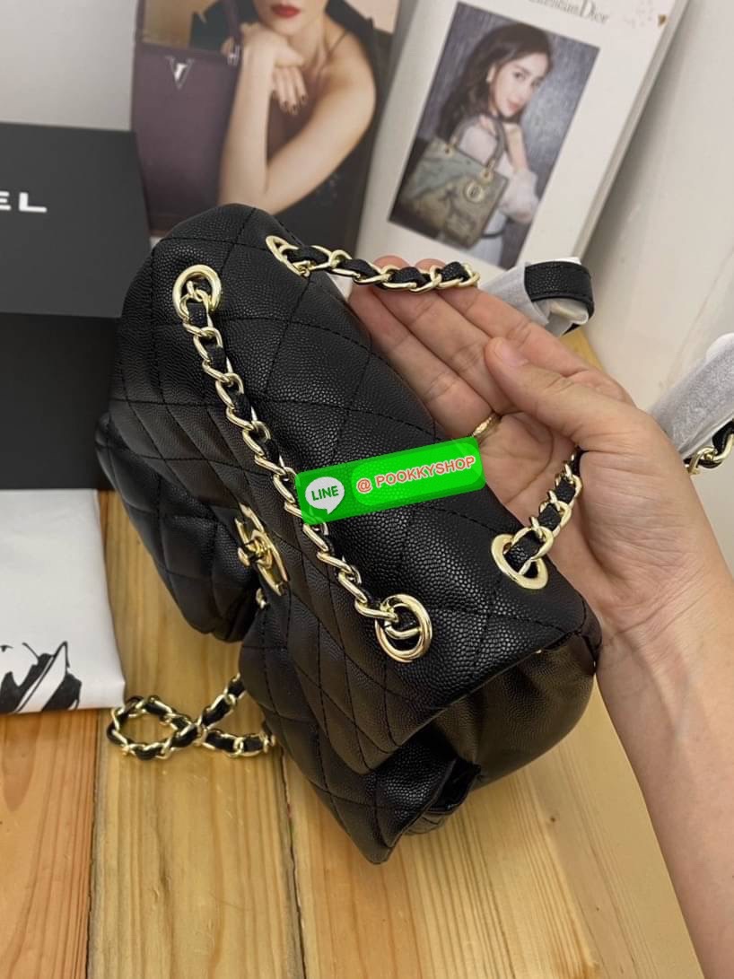 CHANEL 22A Duma Backpack in Black Lambskin Hot item! Chanel duma backpack กระเป๋าเป้ ไซส์น่ารัก ไอเท็มยอดฮิตจากเคาน์เตอร์ dutyfree รูปทรงทันสมัย วัสดุหนังแกะสัมผัสนิ่ม ดีเทลความสวยมากมาย ทั้งสายรูดเก็บปากกระเป๋า หรือจะช่องเปิดด้านหน้า ก็ดูหรูไปหมด ภายในโล