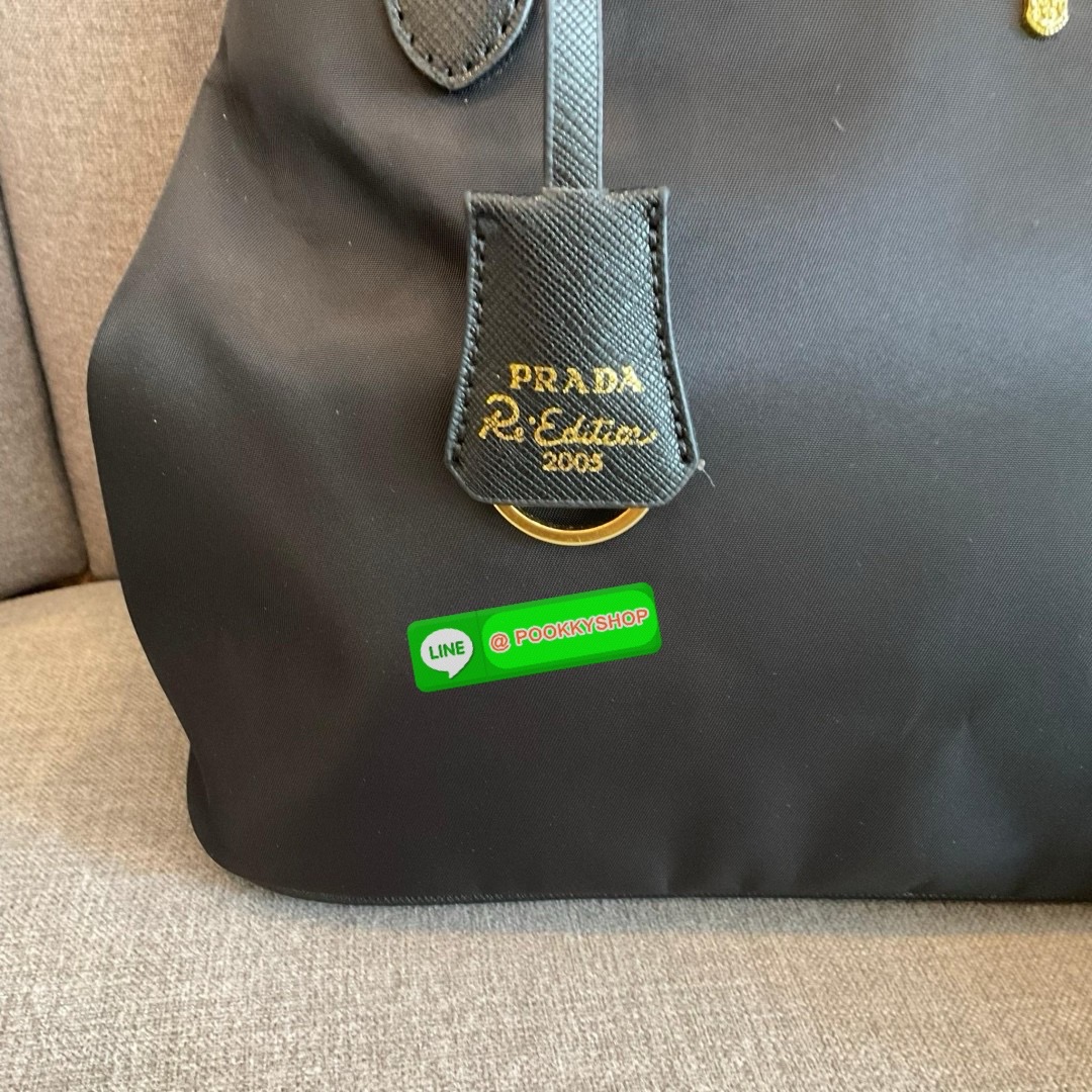 ✨ NEW ARRIVALS!! เข้าใหม่กับกระเป๋าถือ ทรงยอดฮิตจากแบรนด์ PRADA อะไหล่ทองทั้งใบ วัสดุทำจากผ้า NYLON ด้านในเปิดปิดด้วยซิป มีช่องซิปช่องแยกและช่องใหญ่ แบ่งเก็บของได้เป็นสัดส่วน ขนาดกำลังดี ใส่ของได้หลากหลาย ใส่กระเป๋าสตางค์ยาวด้านข้างมีกระดุมสามารถปร
