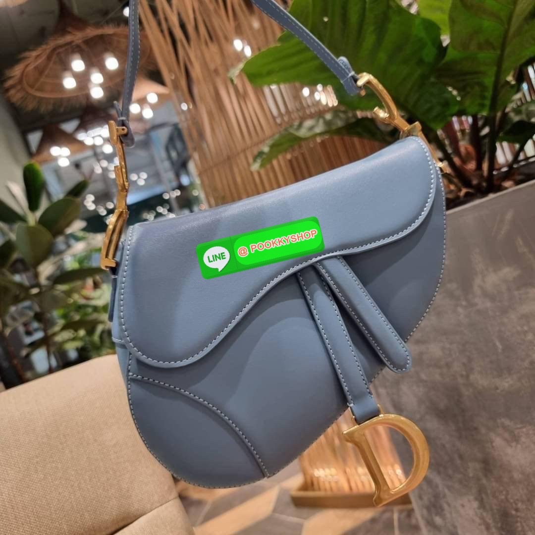 CD SADDLE BAG CALFSKIN กระเป๋าสะพายข้างพรีเมี่ยมกิ๊ฟ ทรงสวยไม่ซ้ำใคร กิมมิคในตัว ดูแพง ไซส์ใหญ่ ดีไซน์ย้อนยุค เป็นเอกลักษณ์สวยทุกแบบ เปิด-ปิดด้วยกระดุมแม่เหล็กซ่อน ใช้งานง่ายมากๆ ภายในเป็นช่องโล่ง มีช่องซิป วัสดุหนังลูกวัวฟอกสี ใส่ของสำคัญได้เลย หมดห่วง ม