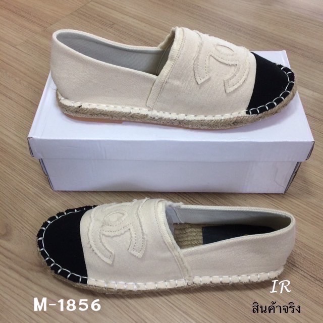 รีพีทแบบขายดีมากรอบ17!!! พร้อมส่ง ใส่เที่ยวหน้าหนาวลุยๆ ชนช้อปเกรดพรีเมี่ยม เสริมลุคไฮคลาสให้กับเรียวเท้าของคุณคุณ คัทชู Style Chanel ทรงเอสพราดิล พื้นปูด้วยเชือกพันปอ ขอบหุ้มเชือกพันปอ ส้นกันลื่น หนา 1.5 ซม. เป็นอีก 1 คู่ที่จะกลายเป็นไอเท็มโปรดสำหรับสาวๆ