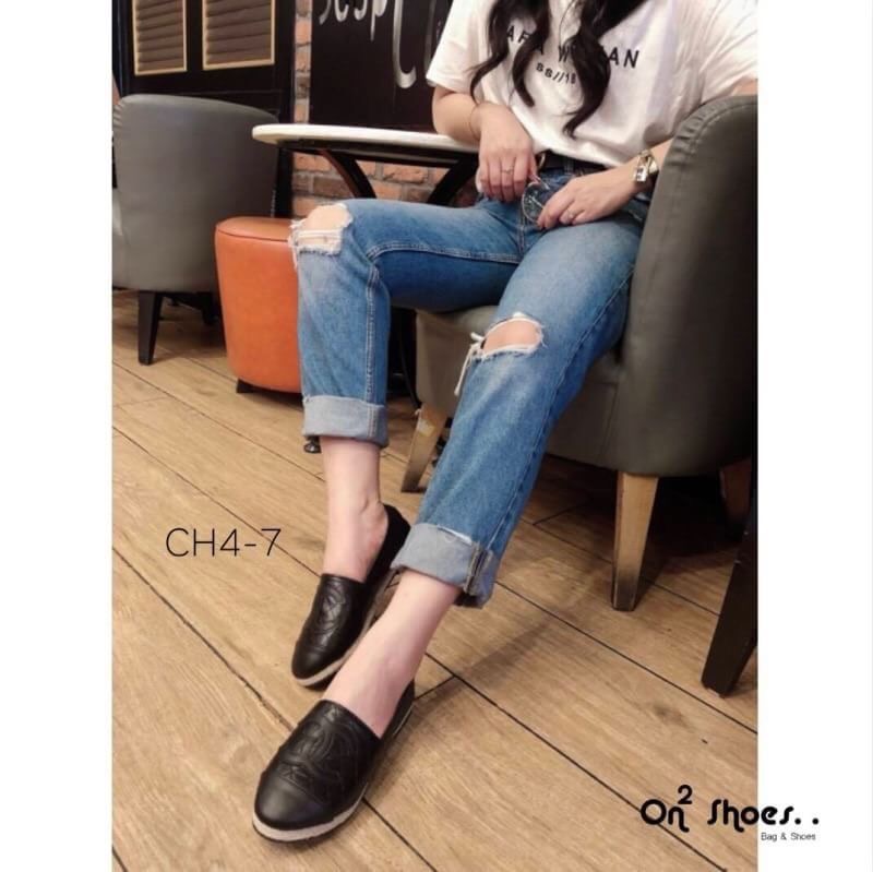 chanel loafer ® ทรงฮิตขายดีตลอดกาลพื้นปั้มแบรนด์ หน้าติดโลโก้แบรนด์ ชาเนล ทรงสวยกว่ารอบไหนๆ ลองใส่แล้วเลิฟมากคะ หากคุณกำลังมองหารองเท้าที่ใส่ได้ทุกโอกาส ทั้งงานราษฎร์ งานหลวงแนะนำคู่นี้เลยจ้า มา 3 สีนะคะ **รูปสินค้าถ่ายจากงานจริง