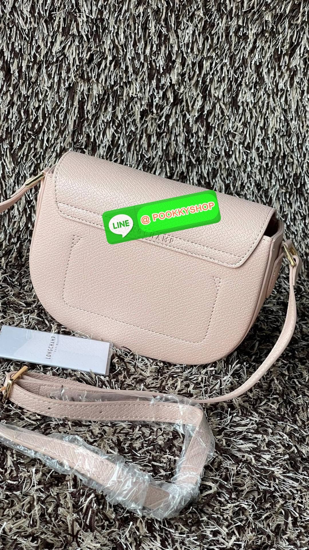 💕Longchamp Epure Crossbody Bag ด้วยรูปแบบที่ชวนให้นึกถึงฝาพับของ Le Pliage กระเป๋าสะพายข้างขนาดเล็กใบนี้มีทั้งความอ่อนเยาว์และความเป็นผู้หญิงในเสน่ห์ของมัน โดดเด่นด้วยรูปทรงกระเป๋าแบบอานม้า ยกย่องให้กับตำนานนักขี่ม้าของ Longchamp EPURE สายสะพายซึ่