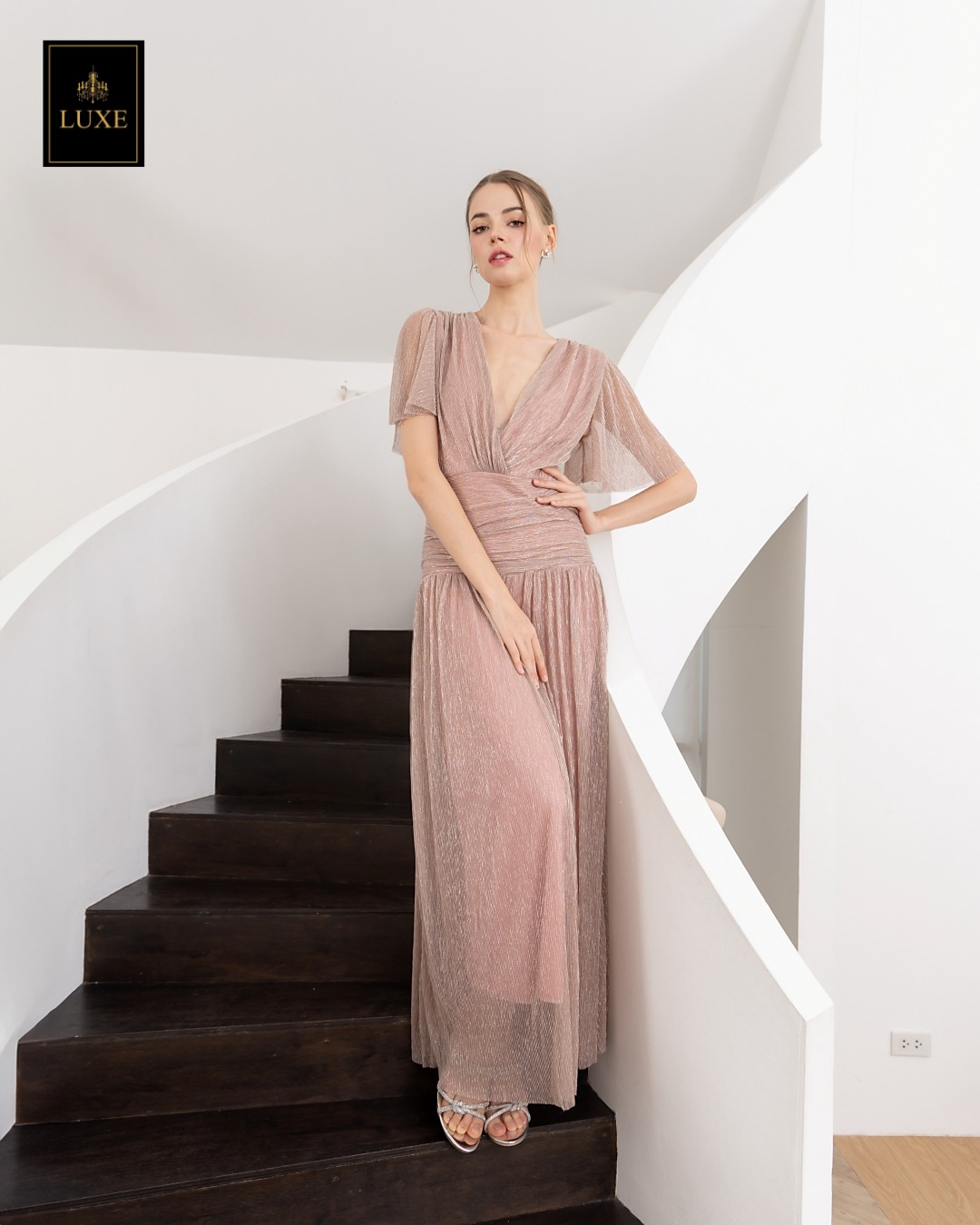 เดรสแฟชั่น แม็กซี่เดรสเสื้อคอวีป้าย แขนระบาย กระโปรงจับเดรปเข้ารูปตรงสะโพก