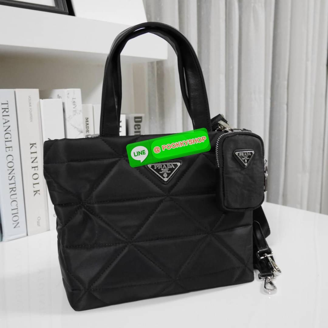 🌟 NEW ARRIVIAL มาใหม่กับกระเป๋าถือ ทรงยอดฮิต จากงานพรีเมี่ยมกิ้ฟจากแบรนด์ PRADA อะไหล่เงินทั้งใบ ตัวกระเป๋าอยู่ทรงสวย ลายตาราง วัสดุทำจากผ้าNylon เปิดปิดด้วยซิป ด้านใน มีช่องซิปช่องแยกและช่องใหญ่ แบ่งเก็บของได้เป็นสัดส่วน ขนาดกพลังดี ใส่ของได้หลาก