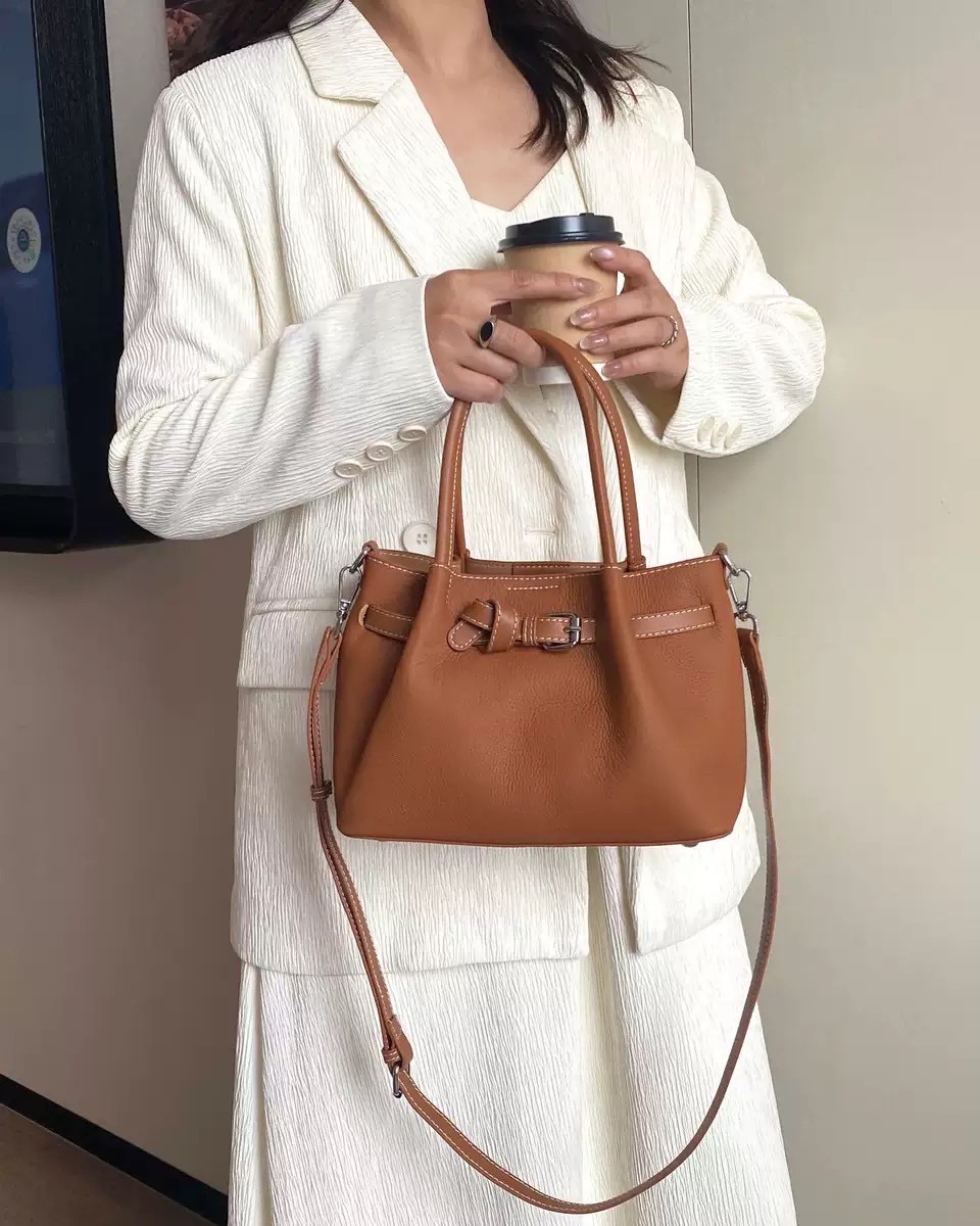 กระเป๋าหนังแท้ทรงtote งานหนังแท้💯 Genuine leather หนังลาย togo รักษาง่าย ใช้งานได้ยาวนาน ขนาดกำลังดี น้ำหนักเบา มีสายสะพายยาว หนังแท้มีความคงทนและสามารถใช้งานได้ยาวนาน เมื่อได้รับการดูแลที่ดี หนังจะมีความนุ่มและยืดหยุ่น แต่ยังคงแข็งแรง นอกจากนี้ ห